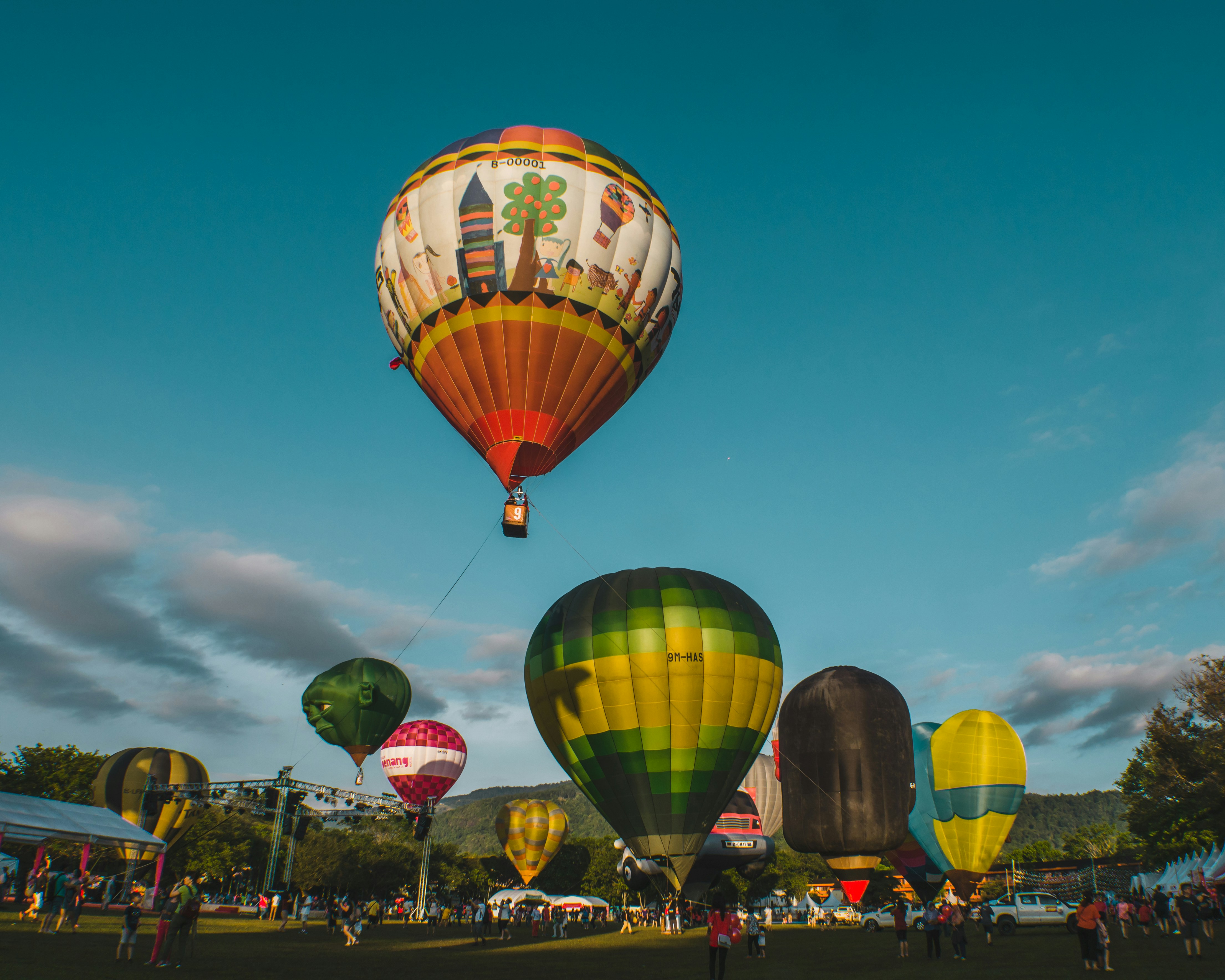 a group of hot air balloons